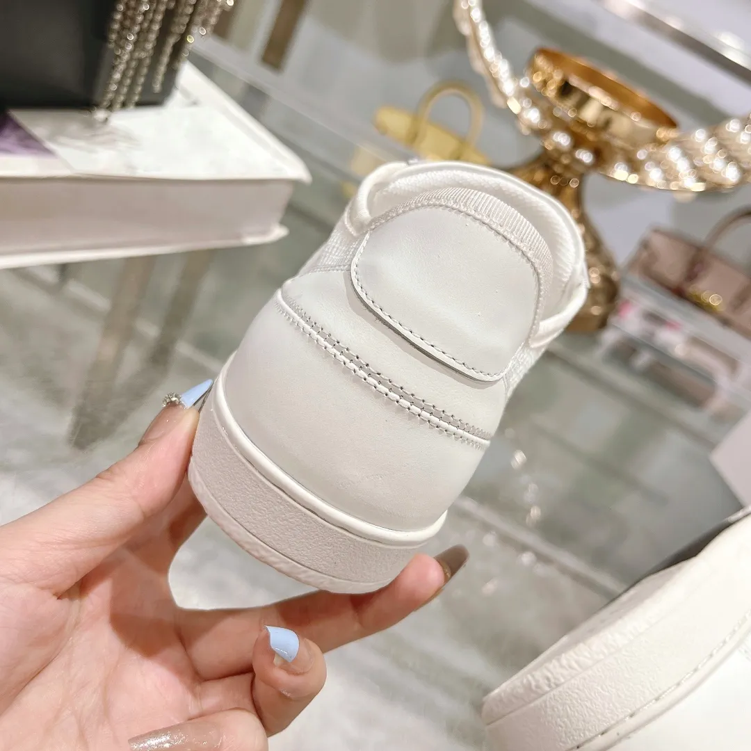 👟👟Ex-factory price 560👟👟Dior2024 new white shoes, Dior Dior Star women's sports shoes, very light summer white shoes. The upper is carefully made of imported suede, decorated with tonal suede panels, metal stars decorate the lace eyelets, and breathable mesh inside. The upper is punched and designed not to stuffy the feet. It is equipped with Christian Dior logo and thin soles. The thick sole is suitable for all seasons! Size: 35-41 (40 and 41 are customized and cannot be returned or exchanged)